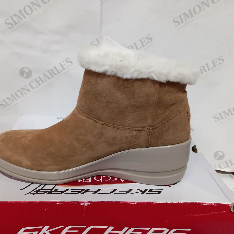 BOXED PAIR OF SKECHERS TAN LEATHER BOOT - SIZE 8
