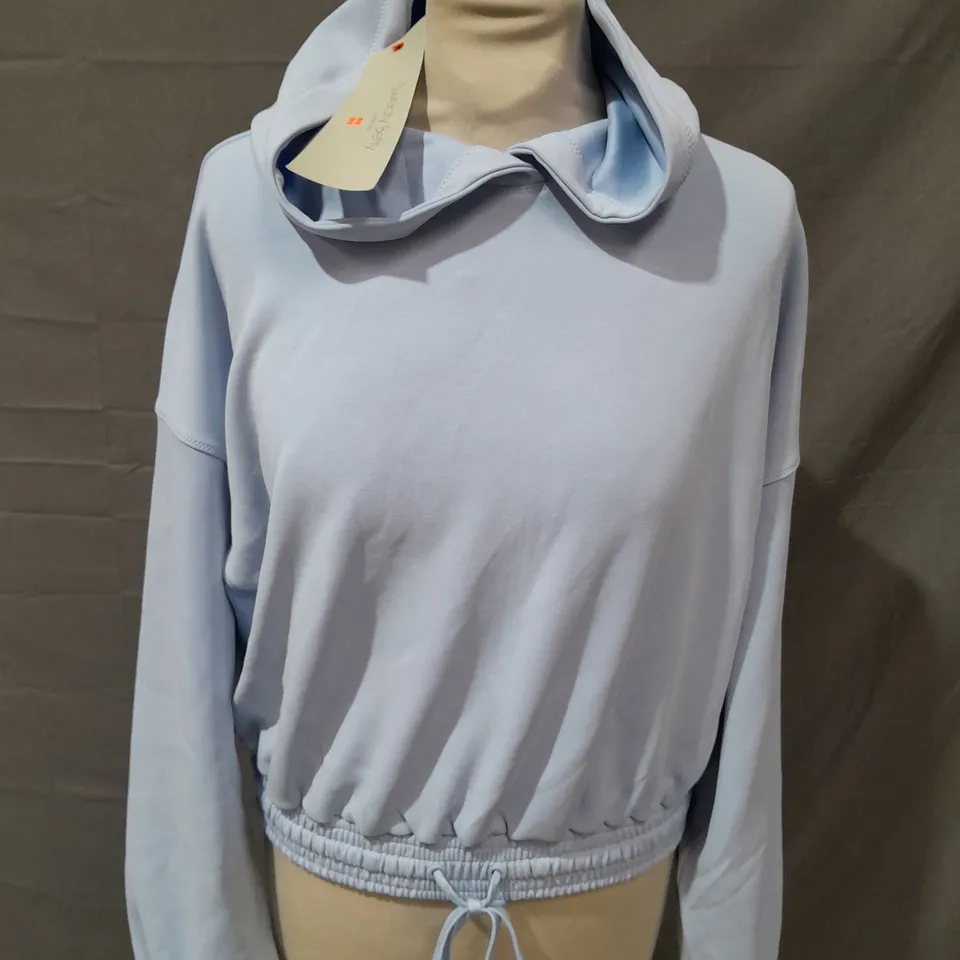 SWEATY BETTY SAND WASH CLOUDWEIGHT CROP HOODIE IN BREEZE BLUE - S