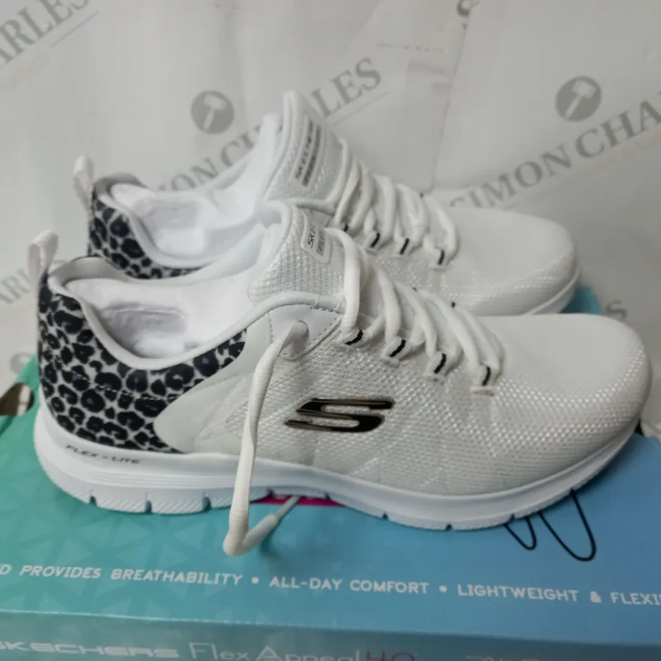 BOXED PAIR OF SKECHERS TRAINERS IN WHITE SIZE 6