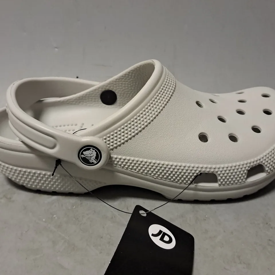 CROCS LIGHT GREY CLASSIC CLOG SIZE 6M