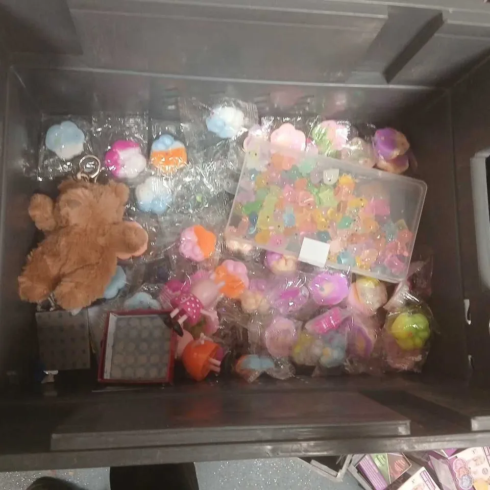 ASSORTED CHILDREN'S TOYS & SOFT TOYS – MIXED LOT INCL. PLUSH BEAR, FIGURES & ACCESSORIES
