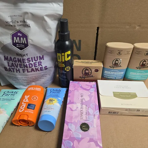 APPROXIMATELY 15 ASSORTED HEALTH & BEAUTY PRODUCTS TO INCLUDE DR SQUATCH, CHILDS FARM AND BATH FLAKES 