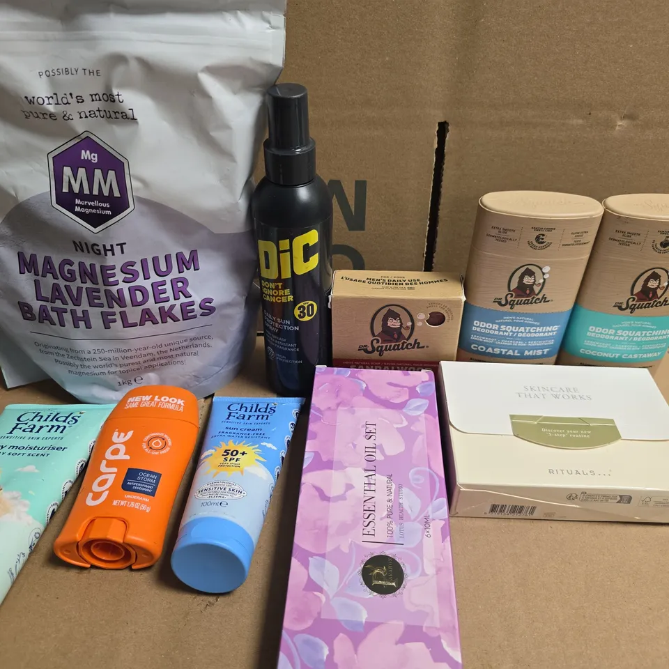 APPROXIMATELY 15 ASSORTED HEALTH & BEAUTY PRODUCTS TO INCLUDE DR SQUATCH, CHILDS FARM AND BATH FLAKES 