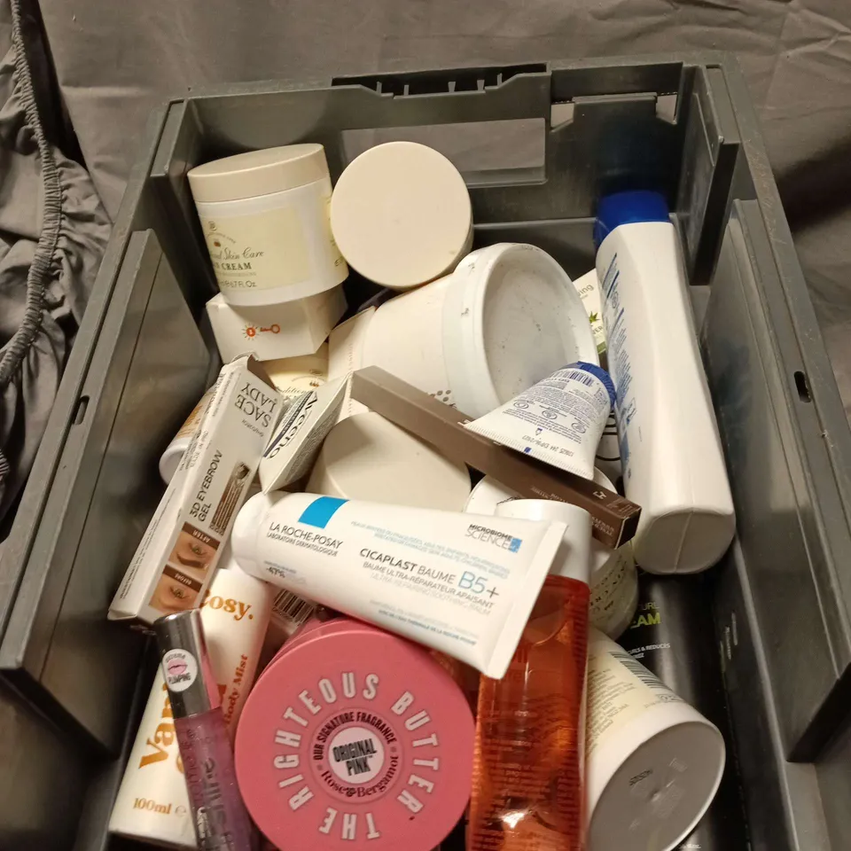 APPROXIMATELY 20 ASSORTED COSMETIC ITEMS TO INCLUDE HEAD AND SHOULDERS, SANCTUARY SPA, SOAP AND GLORY, DR SQUATCH, GILLETTE ETC