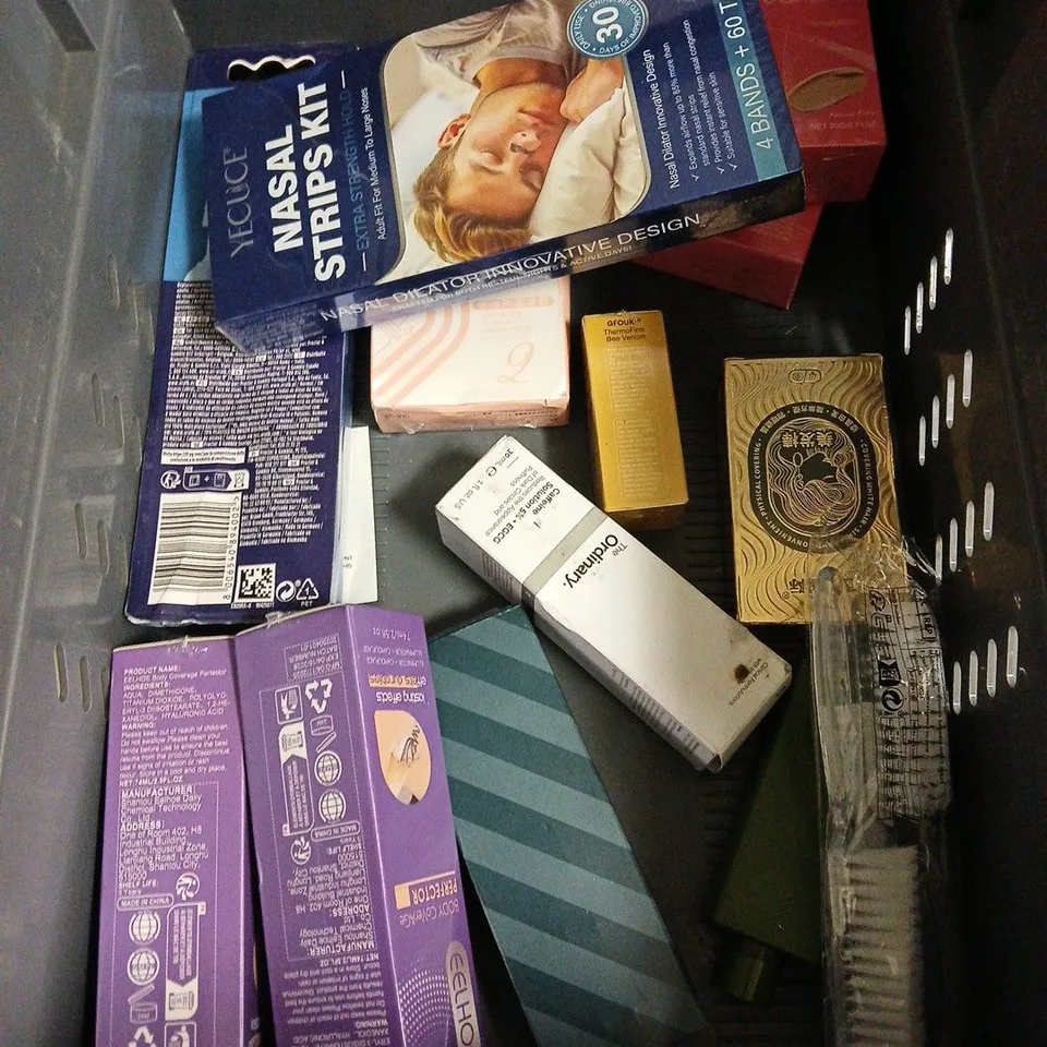APPROXIMATELY 20 ASSORTED HEALTH & BEAUTY PRODUCTS TO SKIN+ME CLARIFYING CLEANSER, O'KEEFE'S WORKING HANDS, THE BODY SHOP VITAMIN C GLOW TONIC, ETC
