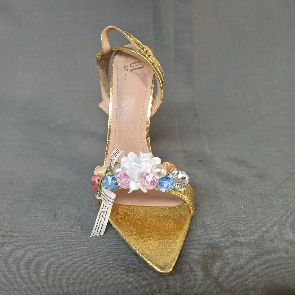 BOXED PAIR OF WEIBENA OPEN TOE HEELED SANDALS IN METALLIC GOLD W. FLORAL & GEM DETAIL EU SIZE 40