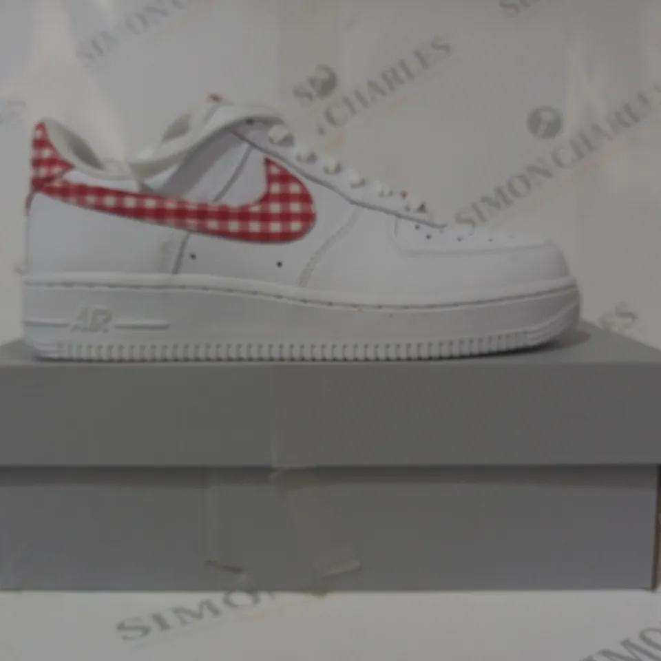 BOXED PAIR OF NIKE AIR FORCE 1 '07 ESS TREND SHOES IN WHITE/RED UK SIZE 4