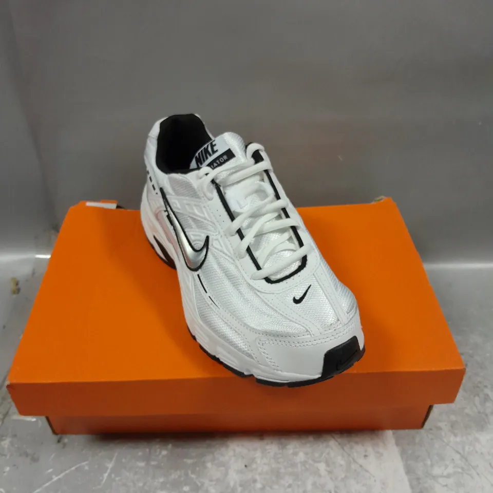 BOXED PAIR OF NIKE WOMENS INITIATOR IN WHITE/METALLIC SILVER SIZE UK 7