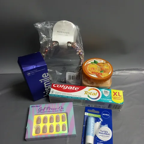 BOX OF APPROXIMATELY 20 COSMETIC ITEMS TO INCLUDE - HISMILE COLOUR CORRECTOR - MONSOON HAIR BAND - COLGATE TOOTHPASTE - ETC