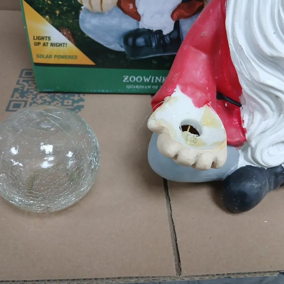 GARDEN GNOME STATUE WITH CRACKLE-GLASS SPHERES – SOLAR-POWERED ORNAMENT (BOXED)