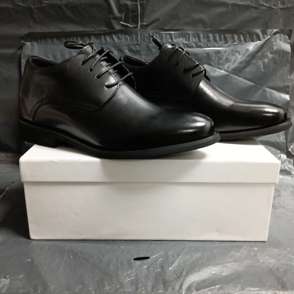 BOXED PAIR OF CONZURI RIESCO LACE UP SHOES IN BLACK SIZE UK 8