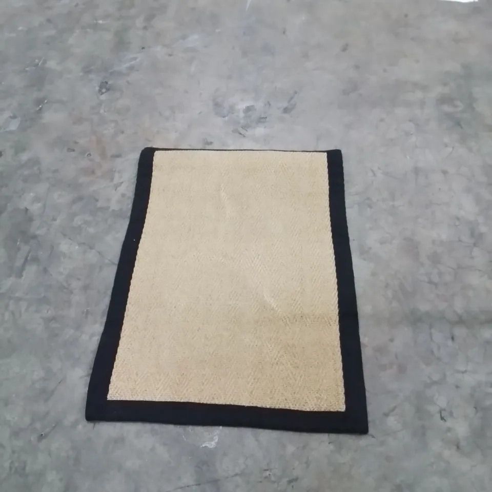 QUALITY DESIGNER AREA RUG - APPROXIMATELY 90X60CM