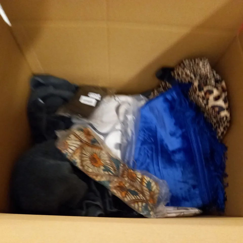LOT OF ASSORTED HOUSEHOLD FABRIC ITEMS 