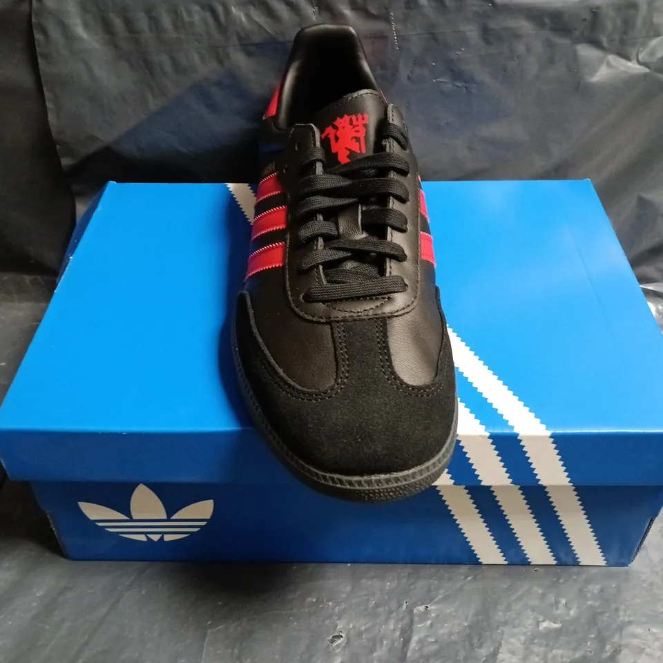 BOXED PAIR OF ADIDAS SAMBA MANCHESTER UNITED TRAINERS IN BLACK/RED SIZE UK 10.5