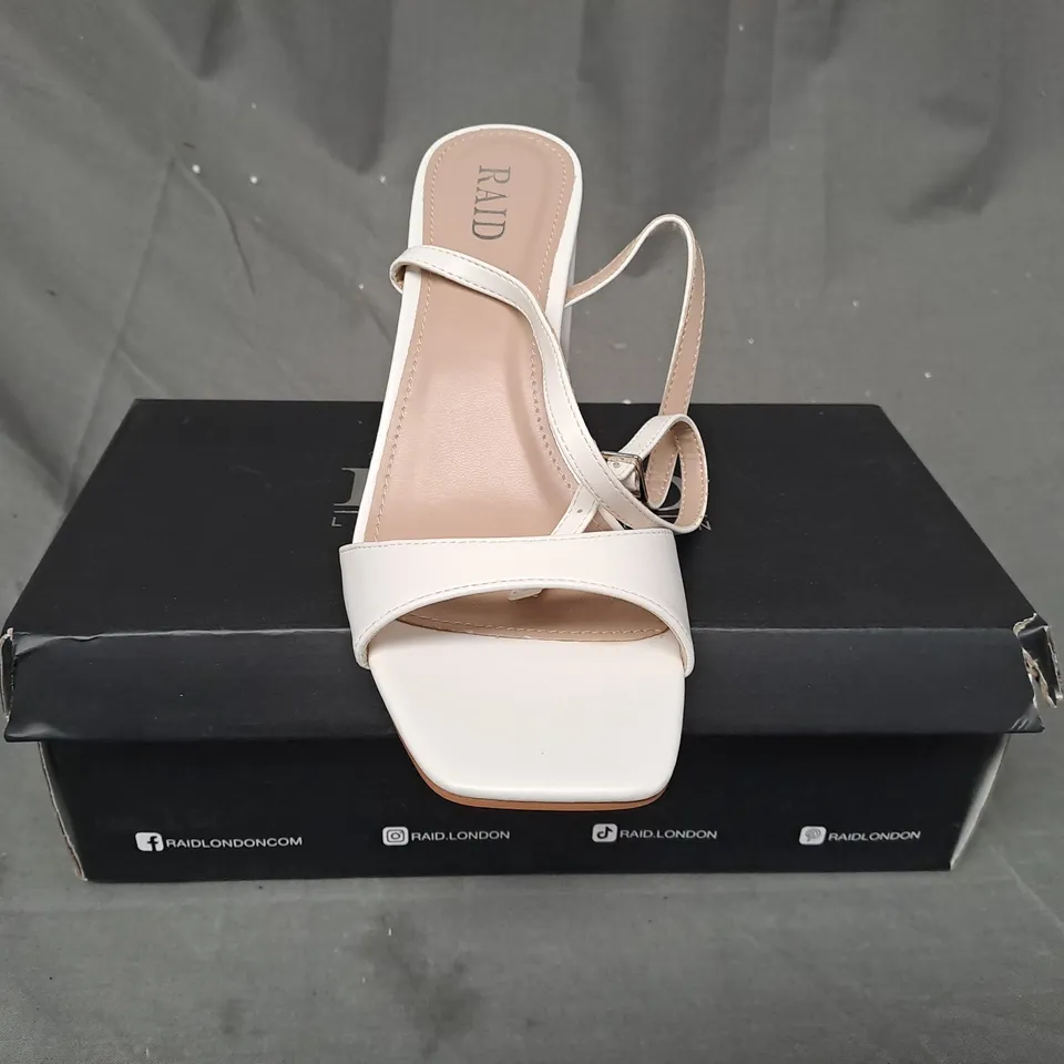 BOXED PAIR OF RAID OPEN TOE BLOCK HEEL SANDALS IN WHITE UK SIZE 6