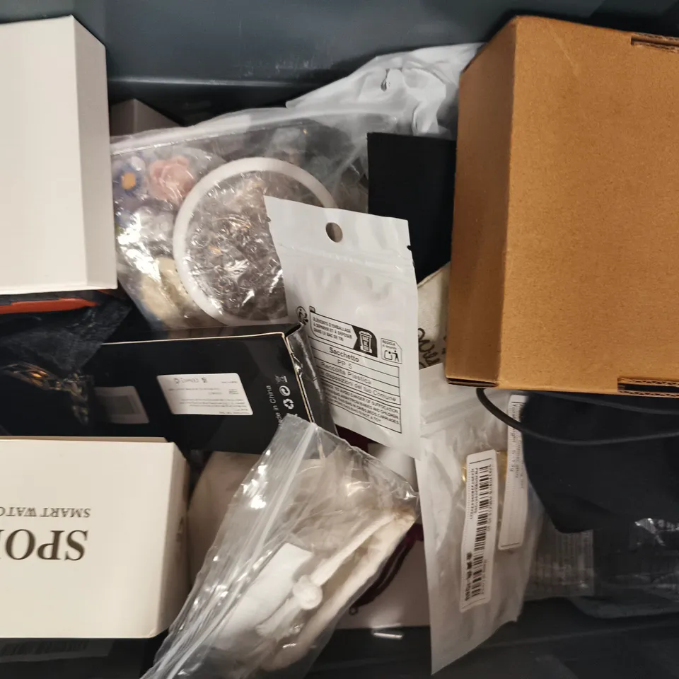 APPROXIMATELY 15 ASSORTED JEWELLERY ITEMS - COLLECTION ONLY