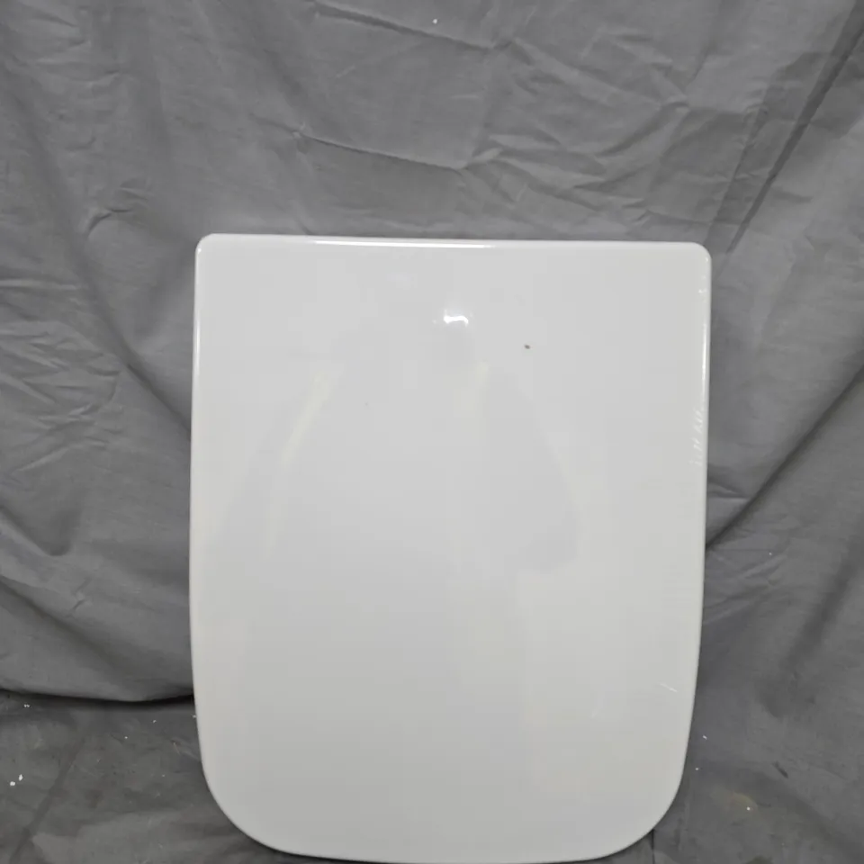 BOXED BLUMFELDT TOILET SEAT