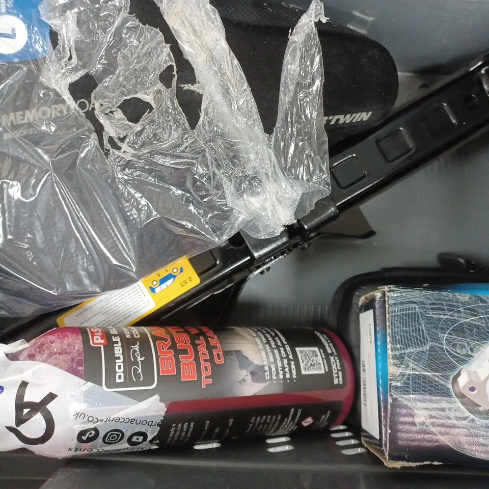 APPROXIMATELY 8 ASSORTED CAR ACCESSORIES ITEMS TO INCLUDE RATCHET STRAP, BRAKE PADS, 10-SPEED CHAIN, ETC - COLLECTION ONLY