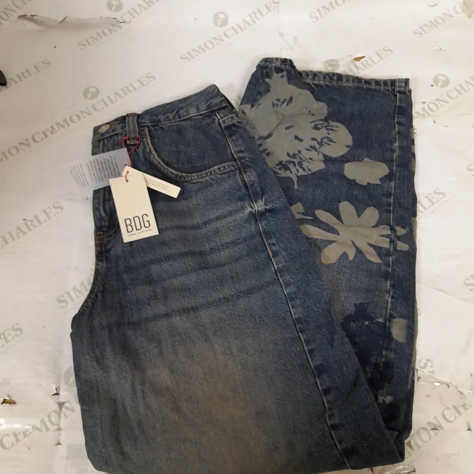 BDG TAPERED VINTAGE DENIM JEANS IN BLUE WITH FLORAL DESIGN SIZE 28W