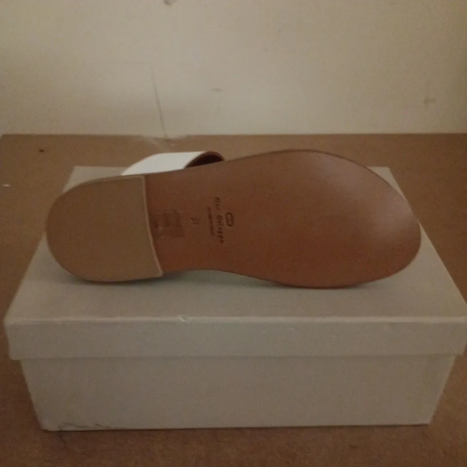 BOXED PAIR OF DEE OCLEPPO VITELLO BIANCO SANDALS IN WHITE - SIZE 37