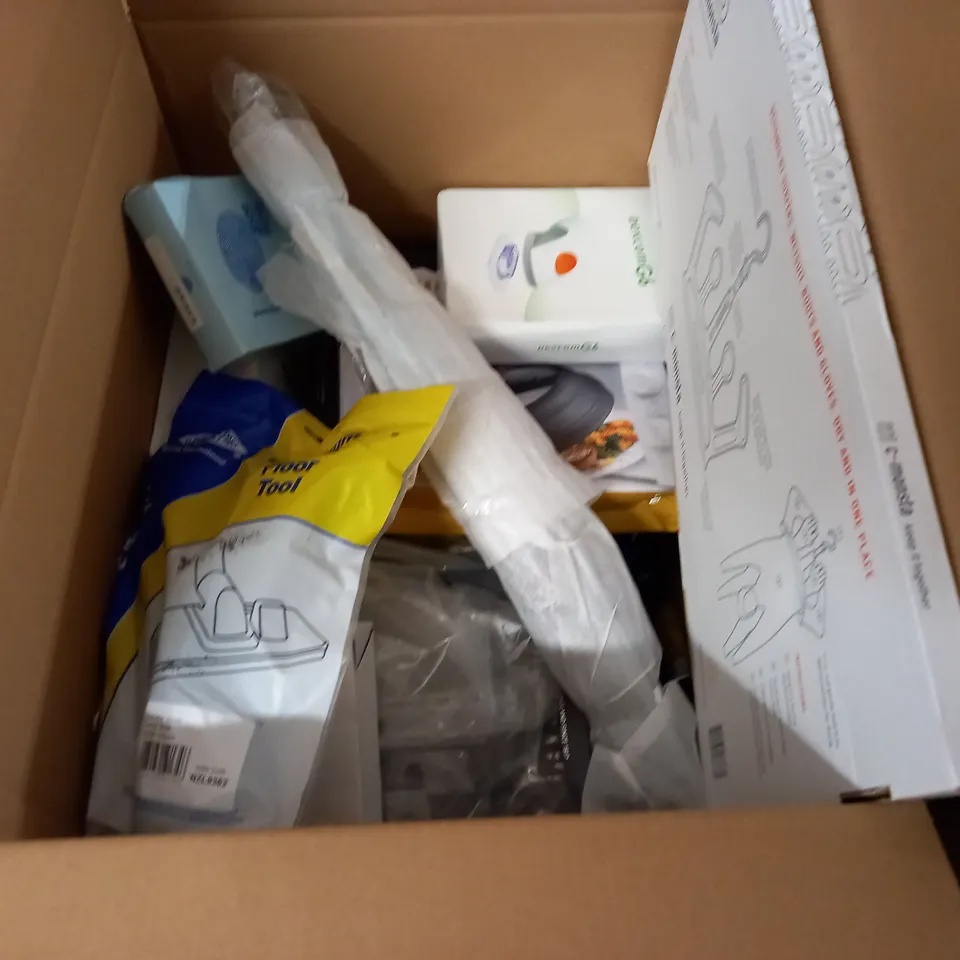 LOT OF ASSORTED HOUSEHOLD ITEMS TO INCLUDE SILK PILLOWCASES, EXTENSION LEADS AND PLANETARIUM PROJECTOR