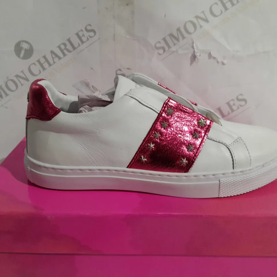 DANNII MINOGUE WHITE/PINK LEATHER BUNGEE LACE TRAINER - SIZE 4