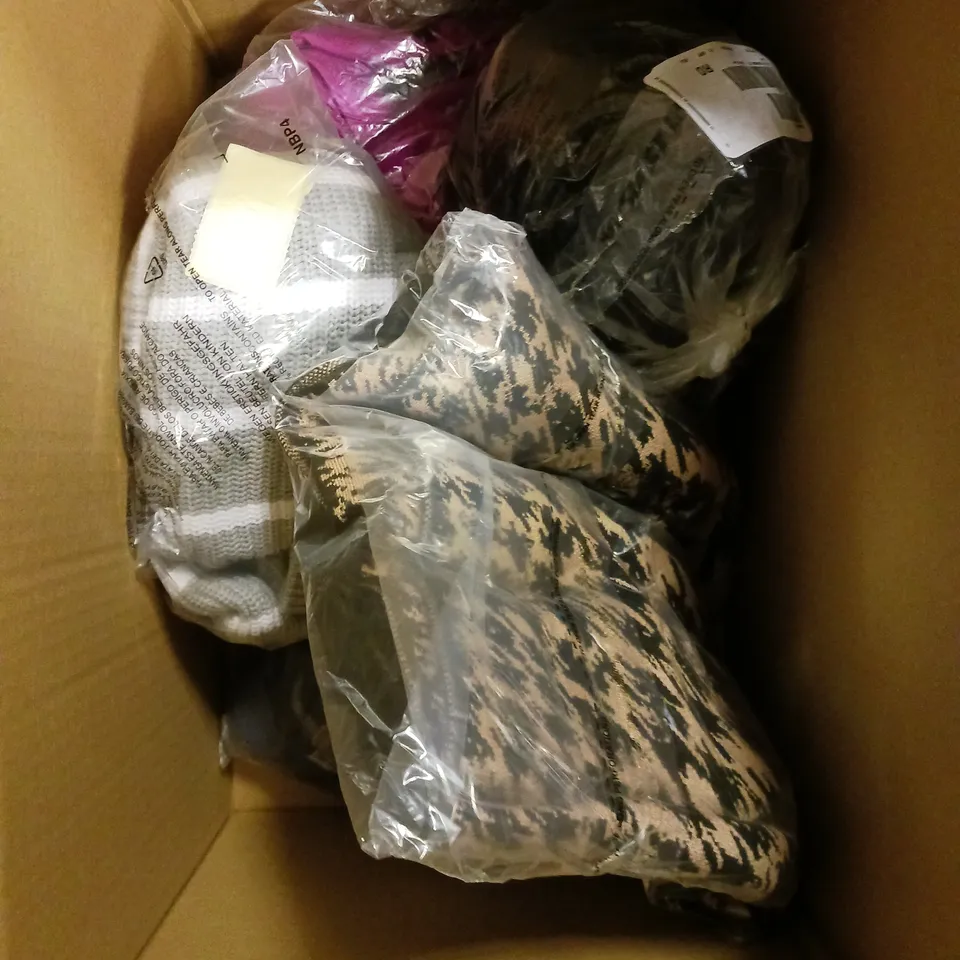 APPROXIMATELY 10 ASSORTED CLOTHING ITEMS TO INCLUDE KNIT TOP, STRIPE JUMPER, GREEN MULTI DRESS ETC  
