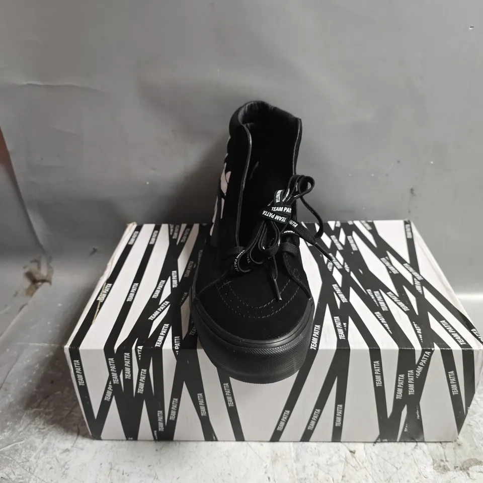 BOXED PAIR OF VANS SK8-HI REISSUE VI IN BLACK/WHITE - UK 10