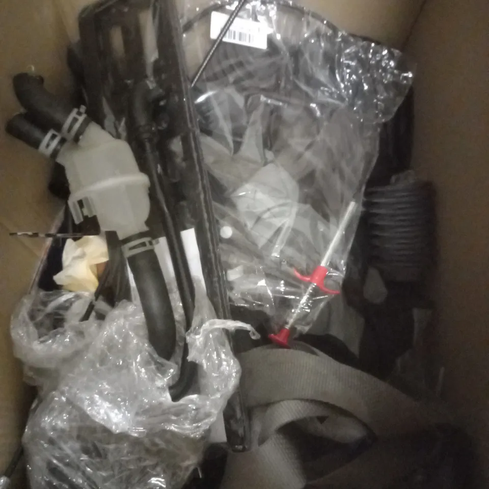 BOX OF ASSORTED CAR ACCESSORY TO INCLUDE BIKE SEAT WARMER CAR JACK STAND - FOAM GUN / COLLECTION ONLY 