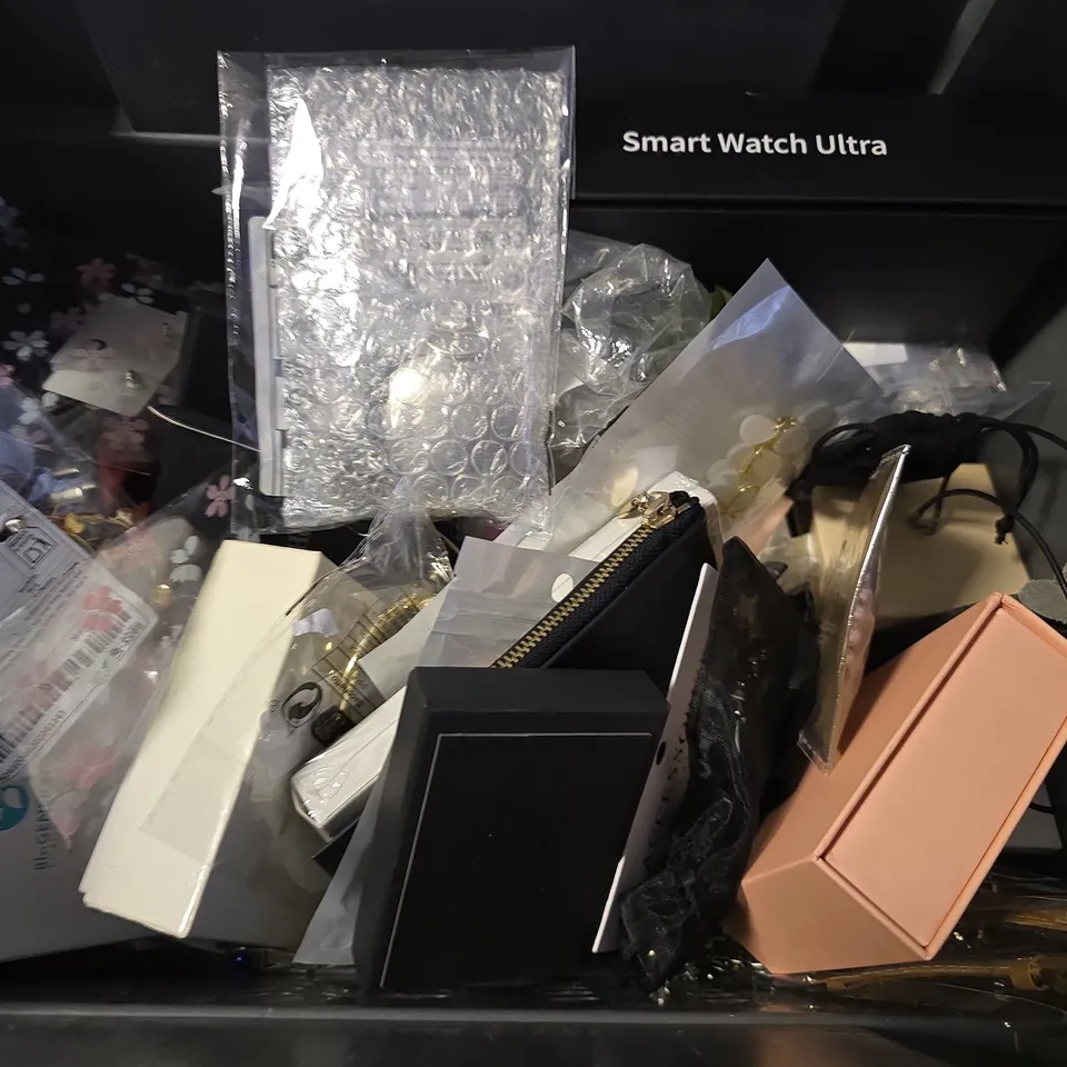 APPROXIMATELY 15 ASSORTED JEWELLERY ITEMS TO INCLUDE - BRACELET , EARRINGS , WATCH ETC