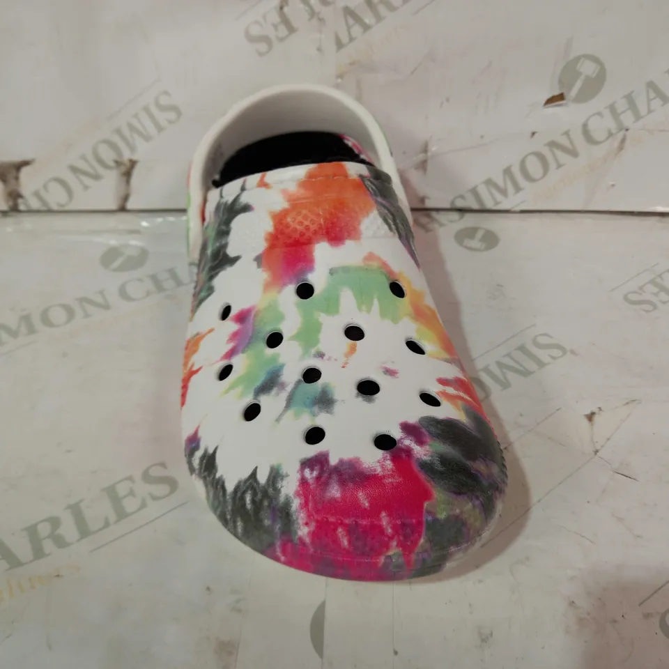 BOXED PAIR OF CROCS CLASSIC LINED TIE-DYE CLOG UK SIZE M3/W4
