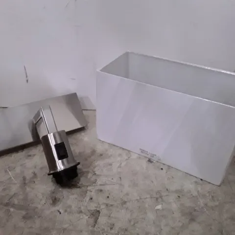 BOX TARAKAN ARMED SCONCE