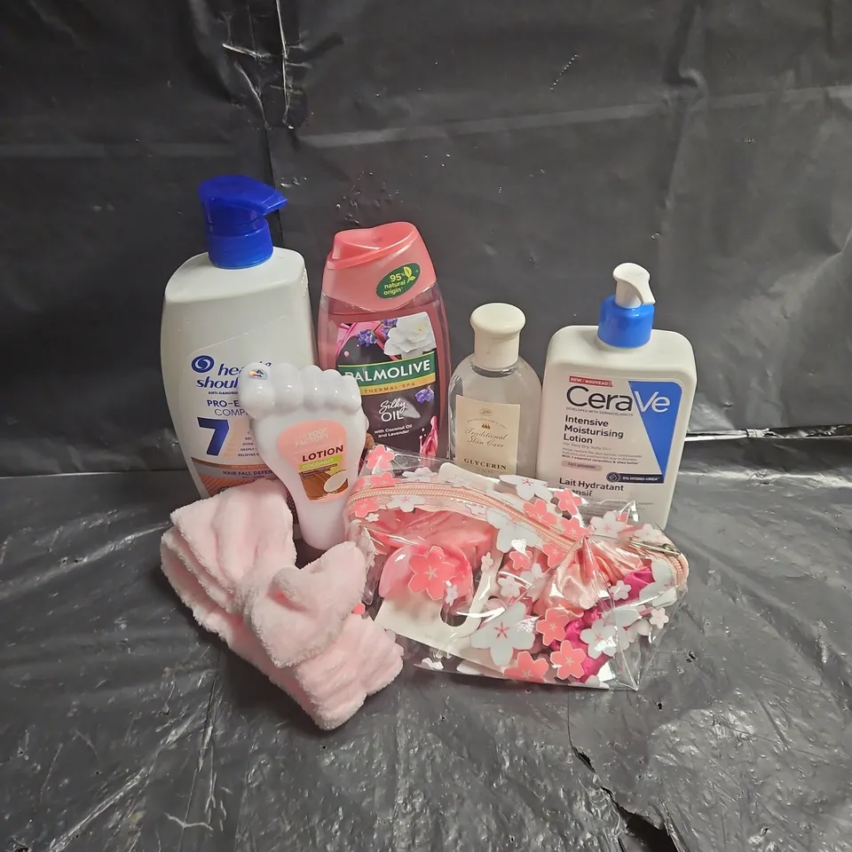 APPROXIMATEY 20 ASSORTED HEALTH AND BEAUTY PRODUCTS TO INCLUDE - PALMOLIVE SHOWER GEL - CERAVE INTENSIVE MOISTURISING LOTION - HAIR CLIPS - ETC