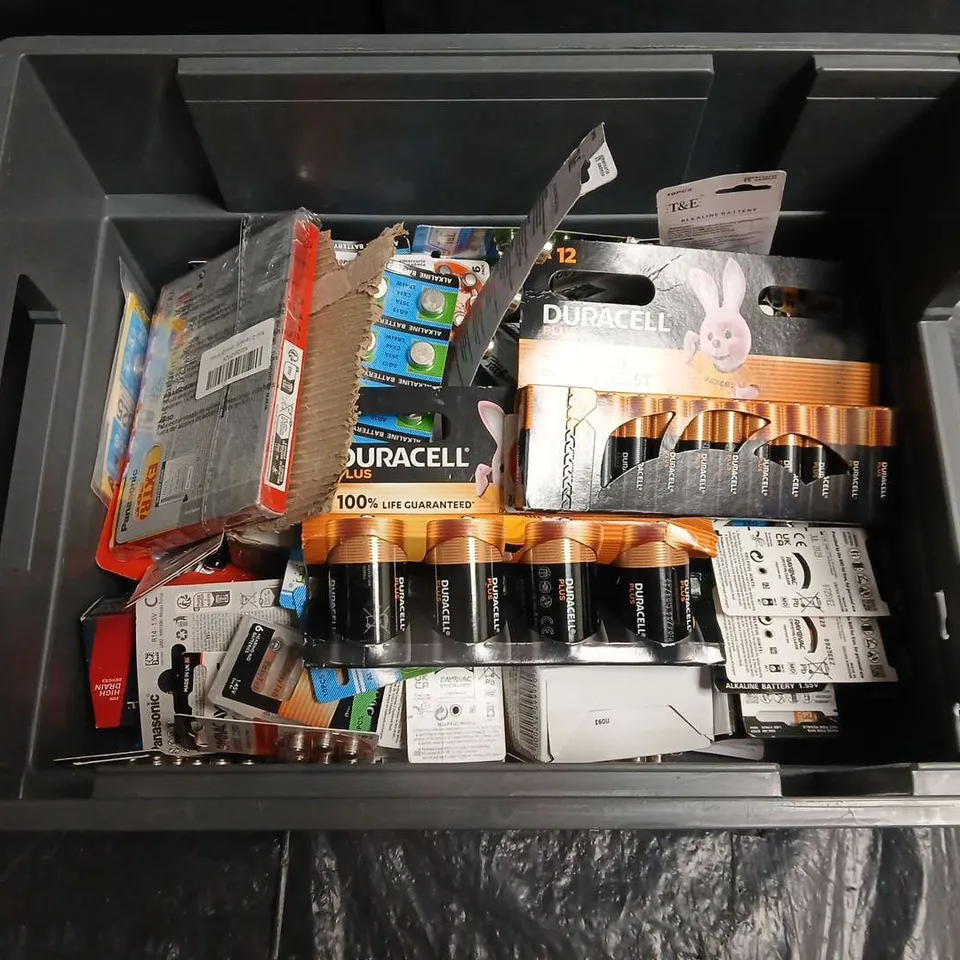 APPROXIMATELY 30 ASSORTED BATTERY PRODUCTS TO INCLUDE DURACELL RAYOVAC AND PANASONIC 
