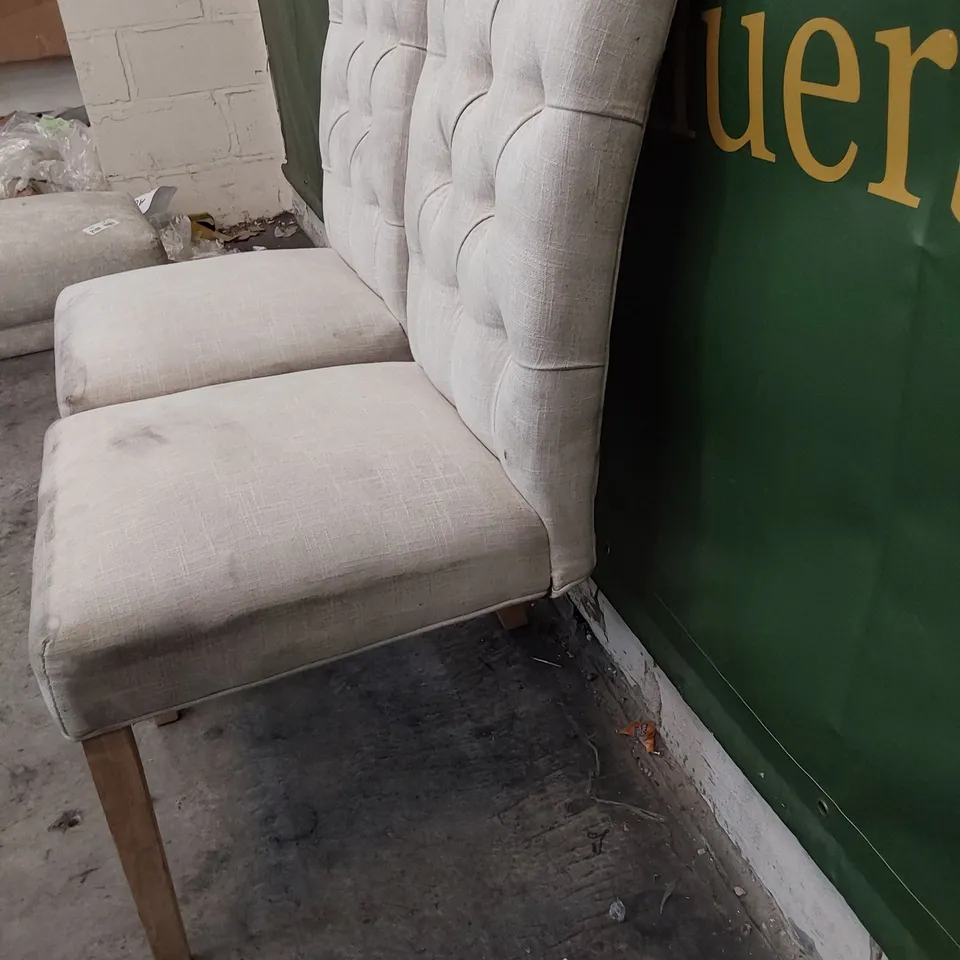 PAIR OF DESIGNER UPHOLSTERED BUTTONED BACK DINING CHAIRS NATURAL FABRIC ON NATURAL WOOD LEG