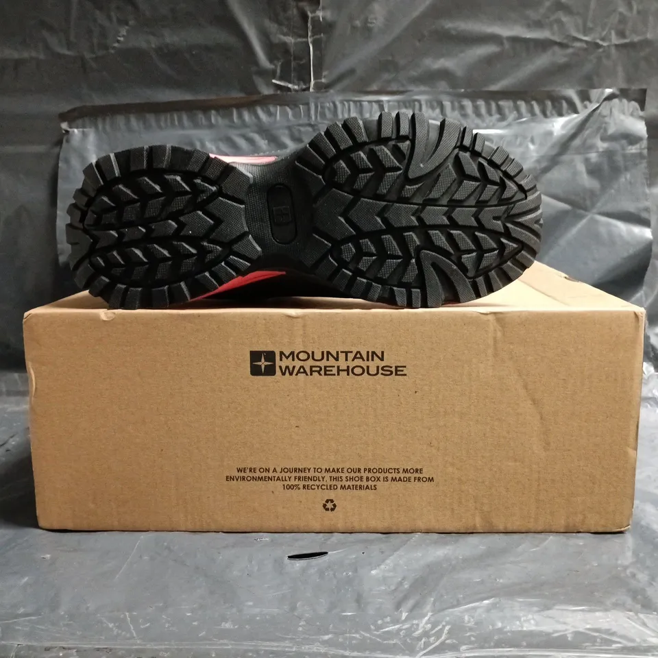 BOXED PAIR OF MOUNTAIN WAREHOUSE COLLIE WOMENS WATERPROOF RUNNING SHOE IN GREY/RED SIZE UK 5