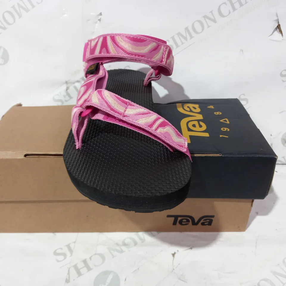 BOXED PAIR OF TEVA VELCRO STRAP SANDALS IN PINK UK SIZE 5
