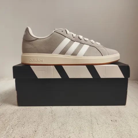 BOXED PAIR OF ADIDAS GRAND COURT BASE 00S TRAINERS IN LIGHT GREY/WHITE SIZE UK 11