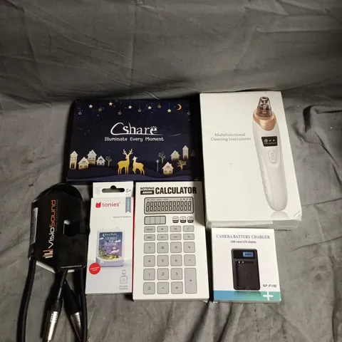 APPROXIMATELY 15 ASSORTED ELECTRICAL PRODUCTS TO INCLUDE BATTERY CHARGER, AUDIO CABLES, LED LIGHTS ETC 