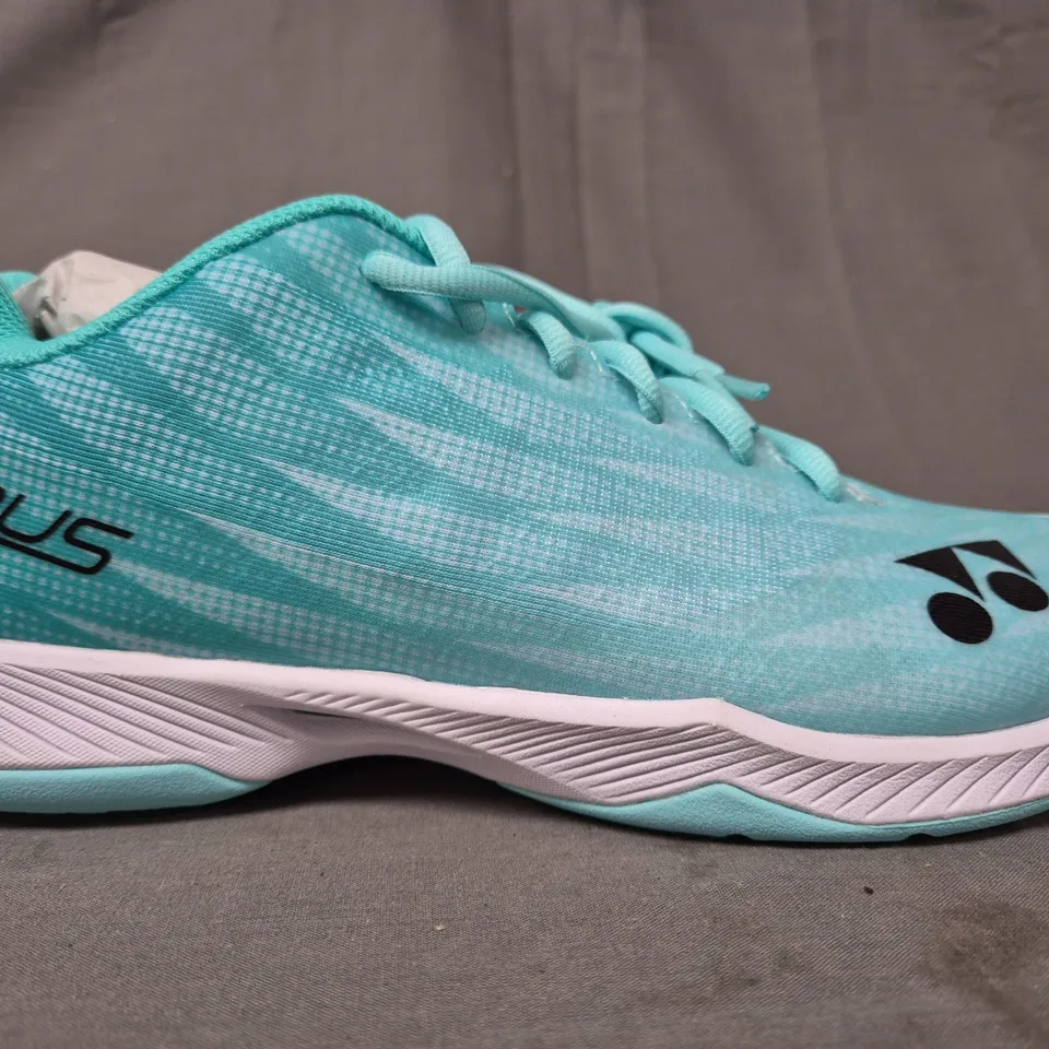 BOXED PAIR OF YONEX POWER CUSHION AERUS Z WOMEN'S SHOES IN MINT UK SIZE 7.5