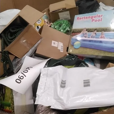 A PALLET CONTAINING A LARGE QUANTITY OF GARDEN HOSES AND SWIMMING PRODUCTS ETC