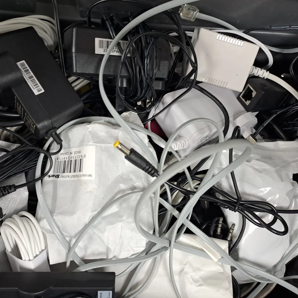 APPROXIMATELY 15 ASSORTED ELECTRICAL ITEMS TO INCLUDE VARIOUS CABLES, COMPONENTS, AND REMOTES, ETC