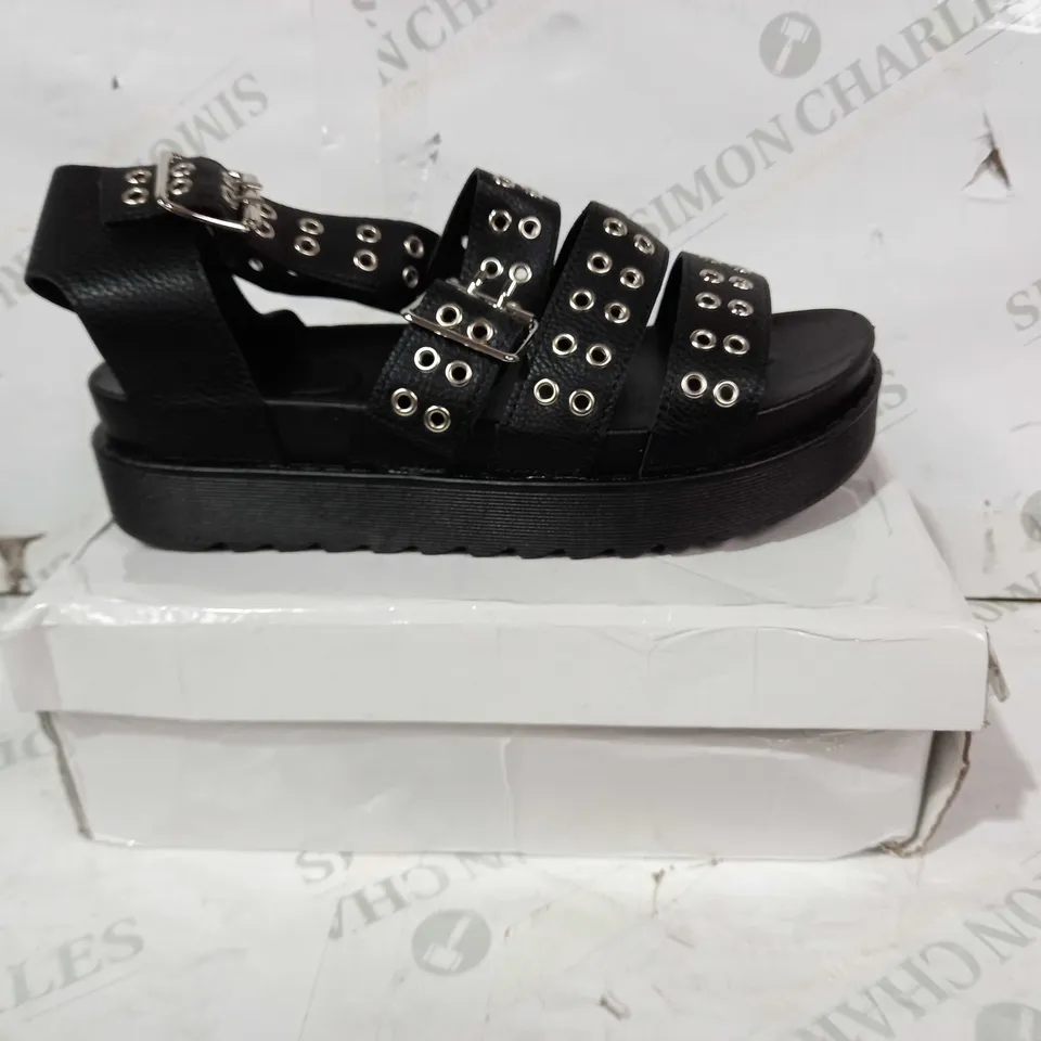BOXED PAIR OF DESIGNER LEATHER BUCKLE STRAP SHOES IN BLACK EU SIZE 40