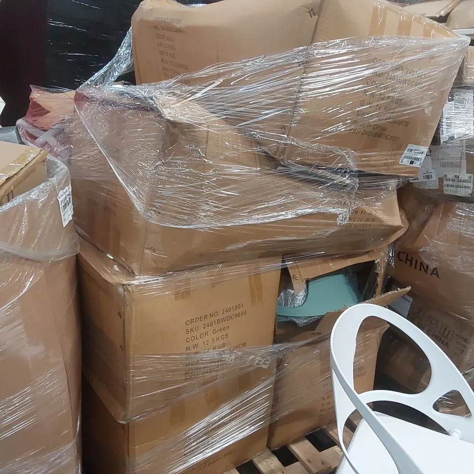 PALLET CONTAINING A LARGE QUANTITY OF STYLISH PLASTIC FOLDING CHAIRS - COLOURS VARY	