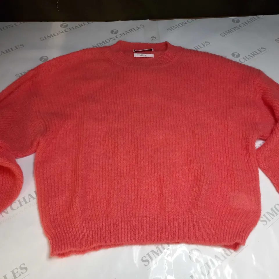 ESSENTIAL ANTWERP SOFT ROUND NECK SWEATER IN ORANGE/LIGHT BLUE - MEDIUM