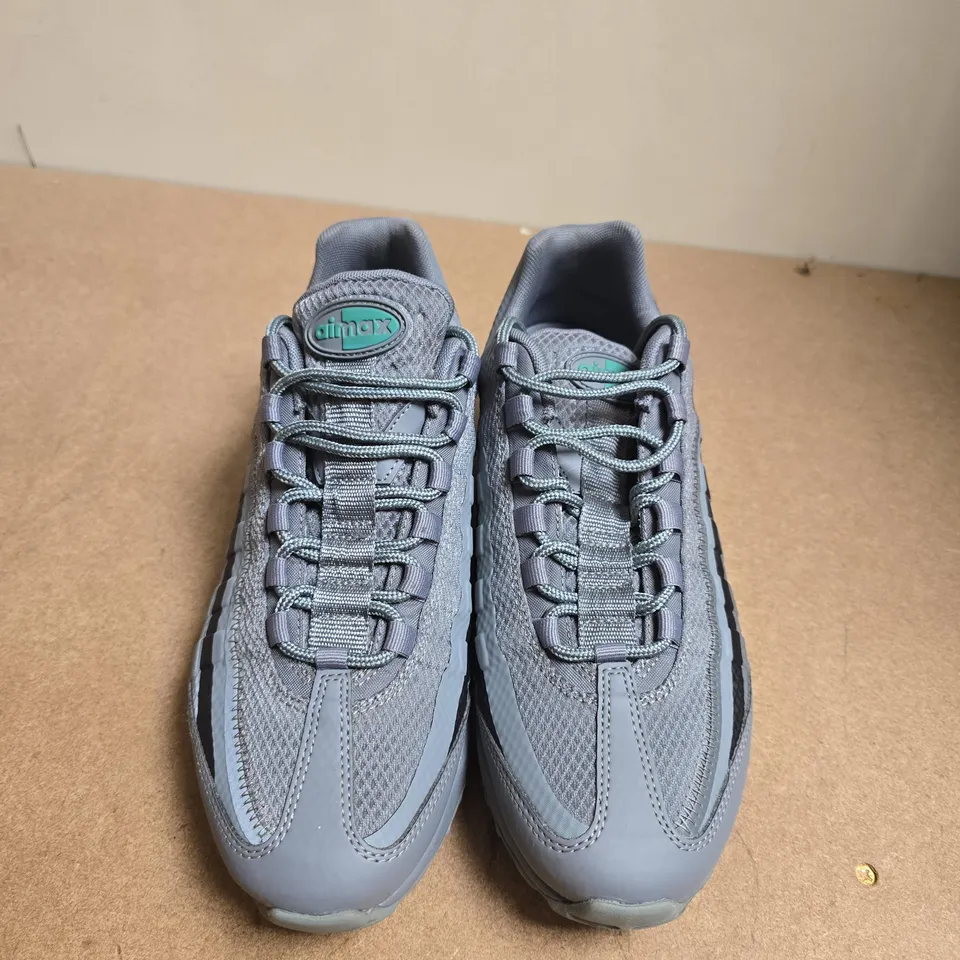 NIKE AIR MAX TRAINERS - UK SIZE 8