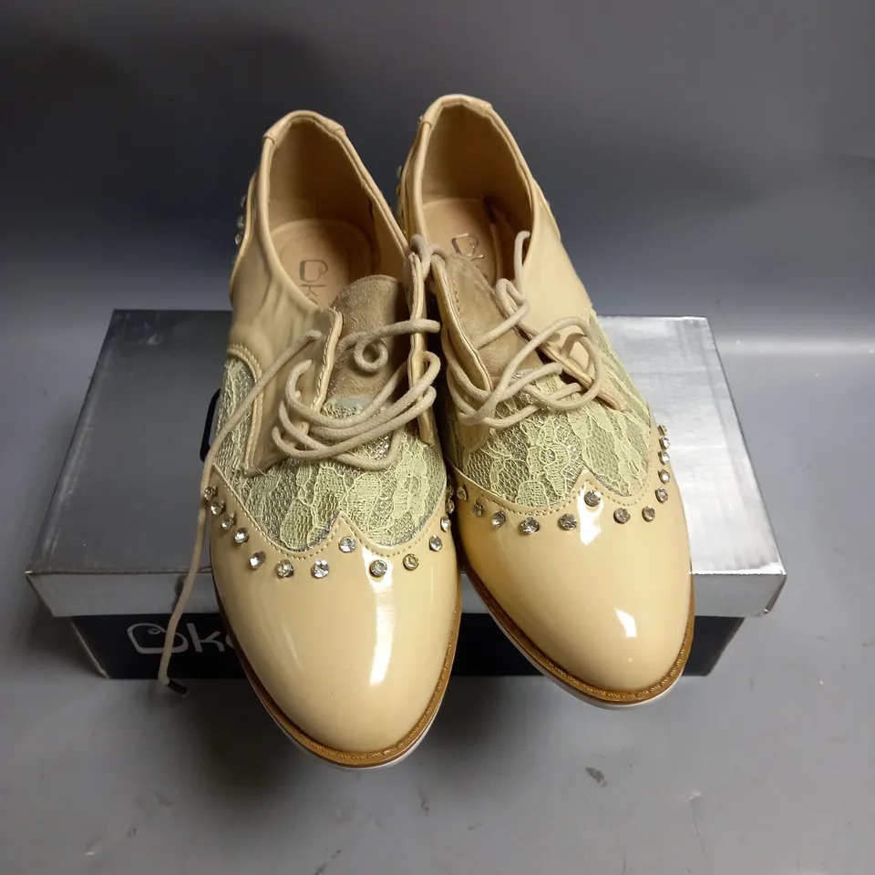 BOXED KELSI LADIES FLAT BEIGE BROGUES WITH LACE AND DIAMANTE DETAIL. SIZE 4