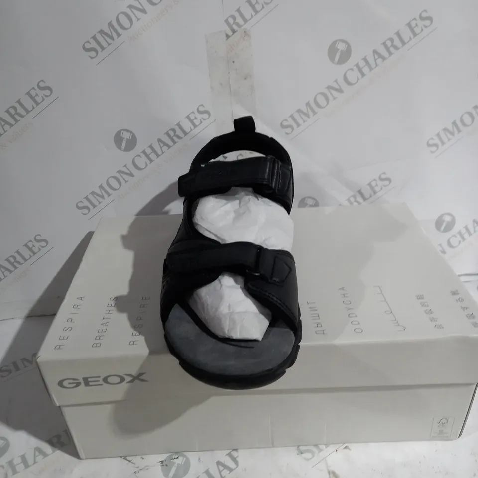 BOXED PAIR OF GEOX U4224 SANDAL SHOES IN BLACK - SIZE: UK 8