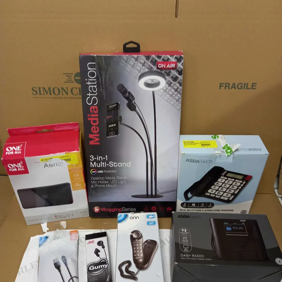 LOT OF APPROXIMATELY 20 ELECTRICAL ITEMS TO INCLUDE BIG BUTTON LANDLINE PHONE, DAB+ RADIO, MEDIA STATION MULTI-STAND ETC