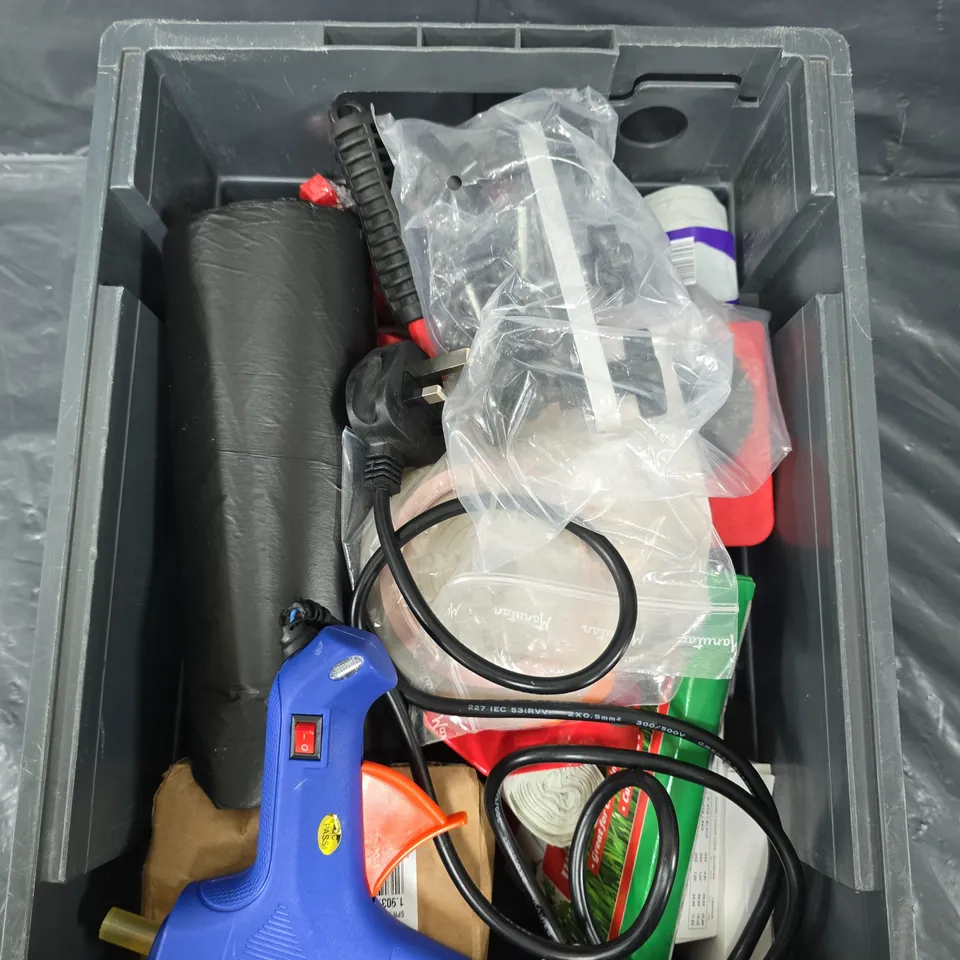 APPROXIMATELY 15 ASSORTED HOUSEHOLD PRODUCTS TO INCLUDE GLUE GUN, BIN BAGS, UMBRELLA ETC 